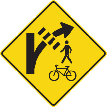 Signal avancé de passage pour piétons et bicyclettes dans un îlot déviateur